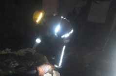 Debilitado, idoso morre carbonizado após casa pegar fogo na fronteira (Foto: reprodução/Midiamax)
