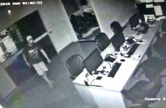 Imagens da câmera de segurança mostram a ação do ladrão (Foto: reprodução/vídeo)