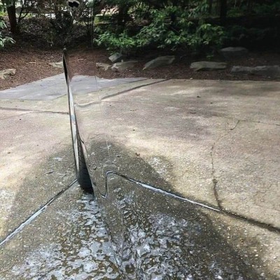 Espelho ou montagem? Foto de “carro invisível” divide a web (Foto: reprodução/internet)