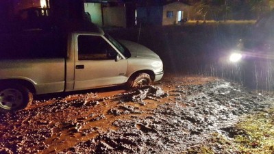 Veículo fica atolado por causa do lamaçal (Foto: reprodução/Armando Jorge Junior)