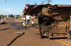 Com a colisão, a caminhonete ficou destruída - (Foto: Sidnei Bronka)