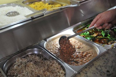 Pesquisa mostra que a dupla representa 38% da comida jogada fora (Foto: Antonio Cruz/ABr/Agência Brasil)