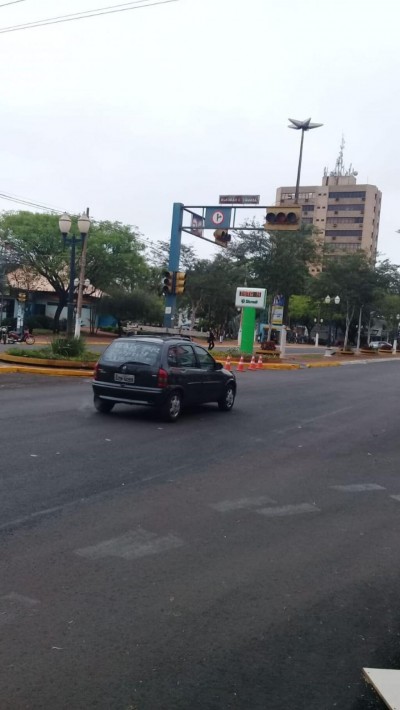 Apagão em semáforo na Avenida Marcelino Pires coloca em risco pedestres e motoristas de veículos (Foto: 94FM)
