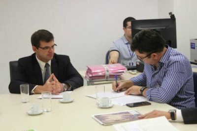 Superintendente do Humap assina o TAC enquanto é observado pelo procurador da República Marcos Nassar (Foto: Bruna Lucianer - Ascom PR/MS)