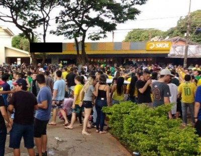 Algazarras em dias de jogos do Brasil na Copa motivaram interdição do bar (Foto: Reprodução)