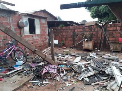 Chuva de granizo acompanhada de vendaval causou estragos em Caarapó (Foto: CaarapoNews)