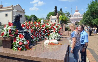 Casal observa túmulo enfeitado para o Dia de Finados: brasileiro não gosta de falar sobre morte, diz pesquisa — Foto: Araripe Castilho/G1