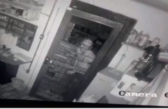 Bandido arrombando a porta do estabelecimento (Foto: reprodução/vídeo)