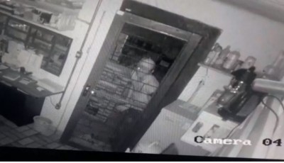 Bandido arrombando a porta do estabelecimento (Foto: reprodução/vídeo)