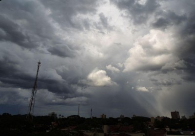 Desde o início do mês de outubro, choveu 16.1 milímetros de chuva em Dourados (Foto: Karol Chicoski/94FM)
