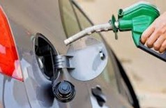 Preço da gasolina cai 2% nas refinarias neste sábado