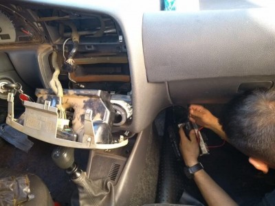 Rádio transmissor estava escondido no painel do carro conduzido pelo homem que acabou preso (Foto: Divulgação/DOF)