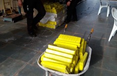 Droga encontrada no veículo atolado pesou 310 quilos (Foto: Divulgação/DOF)