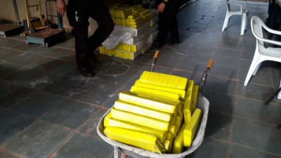 Droga encontrada no veículo atolado pesou 310 quilos (Foto: Divulgação/DOF)