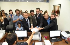 Momento em que Jully Heyder, Felipe Azuma e demais advogados registram a chapa Tempo de Ordem na Seccional da OAB - Foto: divulgação
