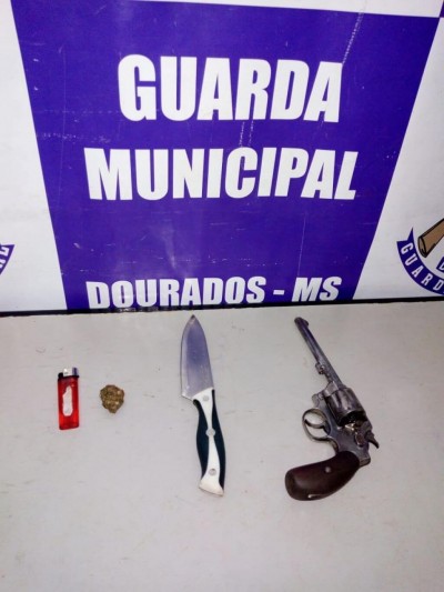 Droga e armas apreendidas com a dupla (Foto: Guarda Municipal)