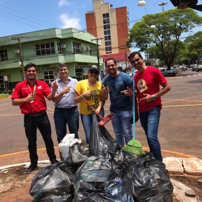 Eleitores limpam as ruas após comemoração (Foto: divulgação/movimento 'Somos Todos Bolsonaro')