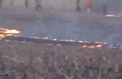 Os agricultores falaram que os índios estão armados com foices, machados, pedaços de madeira e fogos de artifícios (Foto: reprodução/vídeo)