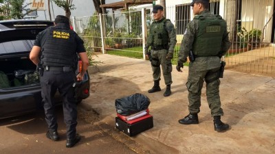 Polícia recolhendo documentos em uma empresa localizada na avenida Presidente Vargas (Foto: Sidnei Bronka)