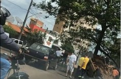Veículo capotou no cruzamento das ruas Hilda Bergo Duarte e Oliveira Marques (Foto: 94FM)