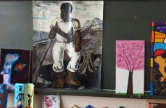 Dentre os trabalhos feitos pelos internos estão pinturas, maquetes e artesanato (Foto: Divulgação/Agepen)