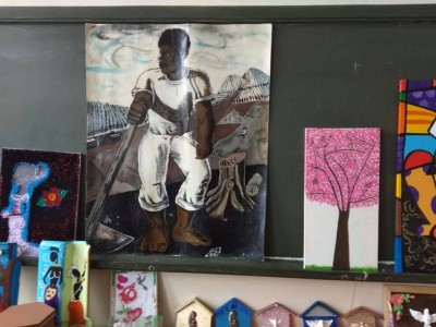 Dentre os trabalhos feitos pelos internos estão pinturas, maquetes e artesanato (Foto: Divulgação/Agepen)