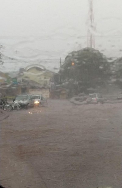 Trecho da Avenida Hayel Bon Faker ficou alagado com a chuva desta tarde em Dourados (Foto: 94FM)