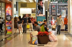 Pesquisa aponta que 23% dos trabalhadores usarão o 13º para compras de Natal (Foto: Arquivo/Agência Brasil)