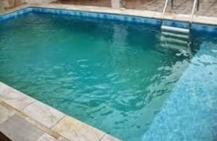 Criança de 1 ano cai em piscina de casa e morre afogada