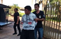 O acusado chegando na audiência de custódia em Glória de Dourados (Foto: divulgação/94FM)