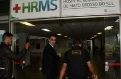 Promotor de justiça chega ao Hospital para cumprimento de mandados. - Foto: Bruno Henrique / Correio do Estado