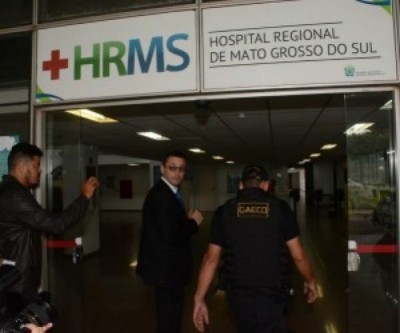 Promotor de justiça chega ao Hospital para cumprimento de mandados. - Foto: Bruno Henrique / Correio do Estado