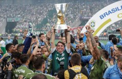 Bolsonaro acompanha vitória do Palmeiras e entrega taça de campeão