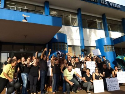 Servidores reunidos durante protesto, em frente aso Hospital da Vida - Foto: Eliel Oliveira