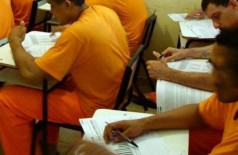Detentos realizando prova durante aplicação de exame anterior (Foto: Divulgação/Agepen)