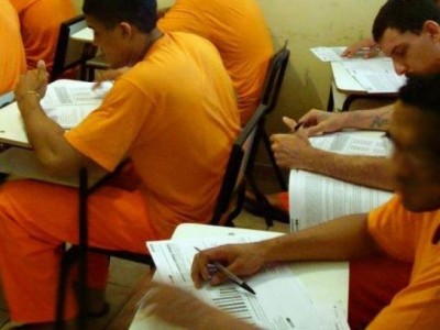 Detentos realizando prova durante aplicação de exame anterior (Foto: Divulgação/Agepen)