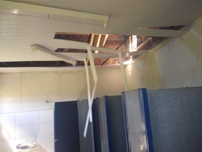 Parte do teto do banheiro caindo no Parque Ambiental  (Foto: divulgação/94FM)
