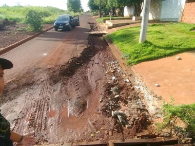 Morador no Canaã I cobra prefeitura por buraqueira que impede trânsito no bairro (Foto: Reprodução/Facebook)