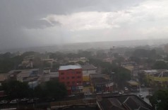 Chuva rápida de 1.3 milímetro foi registrada nesta tarde de terça-feira em Dourados (Foto: André Bento)