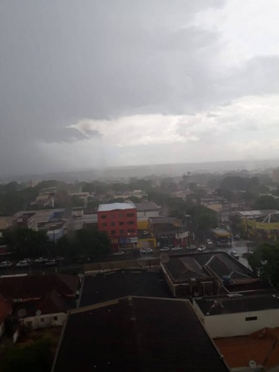 Chuva rápida de 1.3 milímetro foi registrada nesta tarde de terça-feira em Dourados (Foto: André Bento)