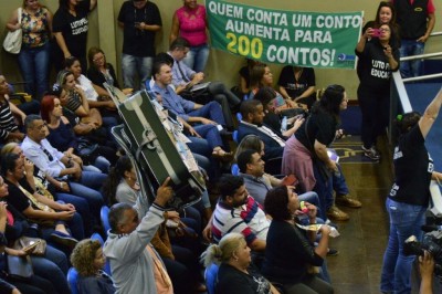 Em protesto na Câmara ocorrido meses antes da Operação Cifra Negra, manifestante satirizou algo que teria ocorrido ali mesmo sem saber (Foto: Eliel Oliveira/Arquivo)