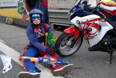 Homem fantasiado de Capitão América se amarrou na roda da moto e quis impedir que agentes apreendessem o veículo, que estava sem placa (Foto: Divulgação)
