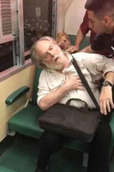 Idoso simula ataque cardíaco após flagrante em trem Foto: Reprodução/Facebook(Yanina Sofía Scavone)