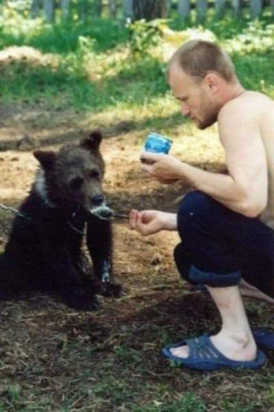 Sergey Grigoriyev e o seu urso de estimação (Foto: Reprodução)