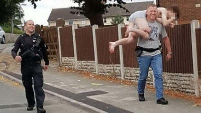 Traficante de cueca é carregado por policial galês (Foto: Reprodução)