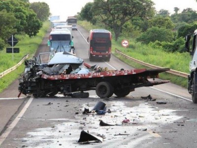 Colisão entre caminhão guincho e carreta mata motorista na BR-267 (Foto: Rones Cezar/Nova Alvorada Informa)