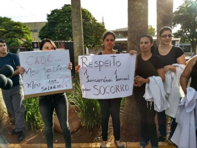 Funcionários de enfermagem realizando manifestação, em 2017, pela falta de pagamento - Foto: Eliel Oliveira/2017