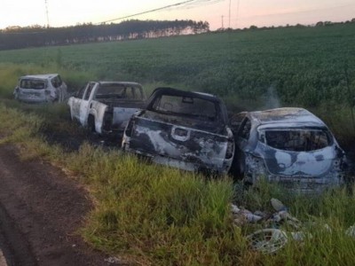 Uma Ford Triton, uma VW Amarok, um Jeep Renegade e veículo passeio, possivelmente, usados pelos autores foram encontrados queimados. Foto: Direto das Ruas)