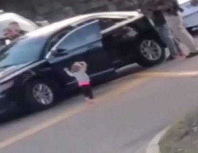 Criança caminha com as mãos pra cima após pais serem presos (Foto: Reprodução Facebook)