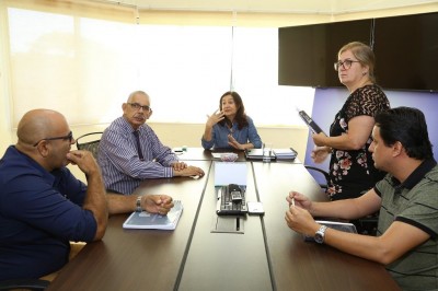 Prefeita Délia reunida com os secretários Upiran Gonçalves (Educação), Marise Bianchi (Obras Públicas) e Carlos Dobes (Planejamento) (Foto: A. Frota)